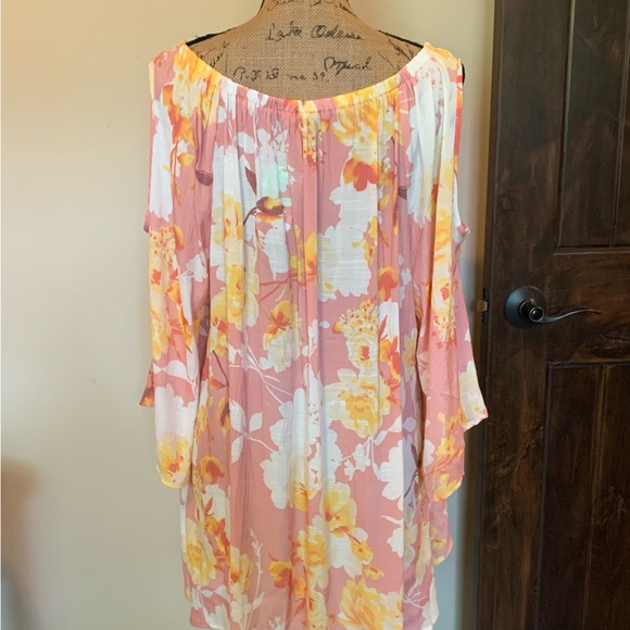 Lovely floral cold shoulder blouse-New with tag! - Picture 4 of 4